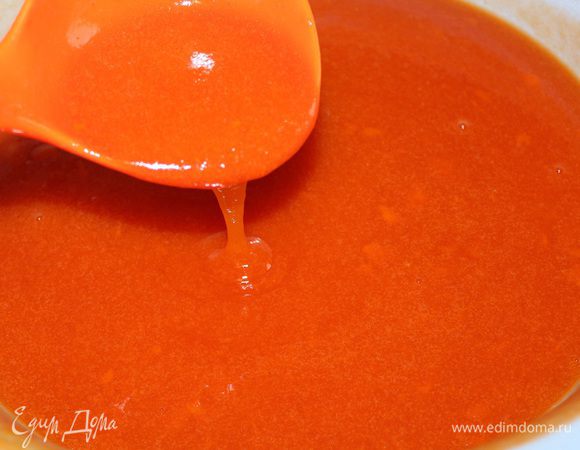 Морошку пюрировать при помощи блендера и протереть через сито, чтобы удалить косточки.
