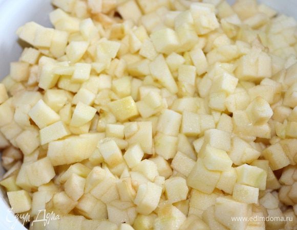 Яблоки почистить и порезать мелким кубиком.