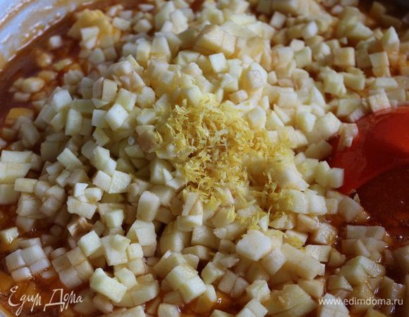 В кастрюлю перелить пюре морошки, добавить сок лимона, сахар. Поставить на средний огонь, довести до кипения, добавить порезанные яблоки, цедру лимона и варить на среднем огне около 15 минут, снимая пену в процессе варки. Оставить до полного остывания.