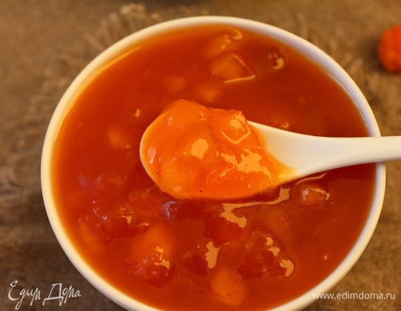 Готовый конфитюр разлить по стерилизованным банкам, закрыть крышками (или закатать), укутать теплым одеялом и оставить на сутки. Хранить конфитюр из яблок и морошки можно при комнатной температуре.