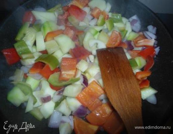 Лук, цукини, перец, чеснок режем кубиками не мелко, около 2 см (в оригинале  был еще баклажан). В сковороде разогреваем оба вида масла и обжариваем овощи минут 5.