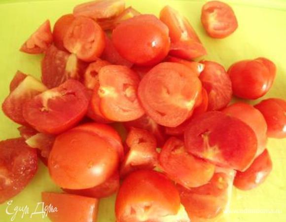 Помидоры (у меня не черри, но маленькие) режем пополам. Добавляем  к овощам помидоры и уксус. Готовим все еще 3 минутки, солим, перчим.