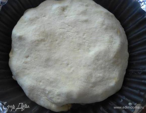 Слоеное тесто раскатать круглой лепешкой и накрыть овощи сверху, слегка подогнуть вовнутрь. Ставим в духовку и выпекаем около 25 минут. Тесто должно подрумяниться. 