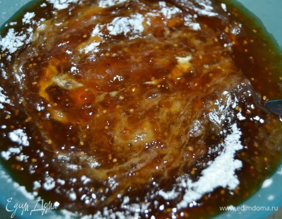 Джем или варенье (не жидкое) смешать с крахмалом.