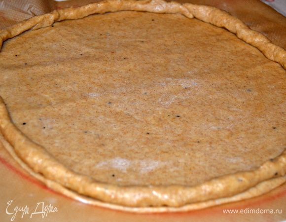 Раскатать большую часть теста на пергаменте, по размеру желаемого пирога. Из меньшей части сделать бортик и уложить его по краю, хорошо скрепить бортик с основой. Пирог собирать на противне, иначе потом трудно будет перенести его.