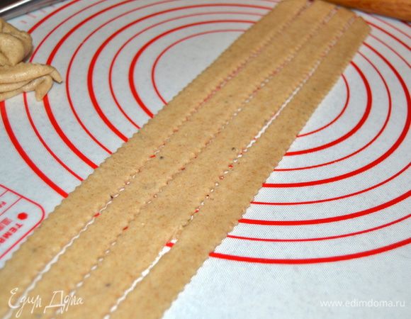 Раскатать оставшееся тесто и нарезать полоски.