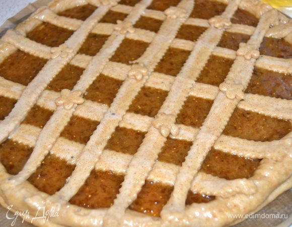 Выкладываем полоски на пирог. Стараемся чтобы бортик и решетка хорошо скрепились, во избежании вытекания начинки. Накрыть полотенцем и дать пирогу отдохнуть минут 30. Затем смазать поверхность белком.