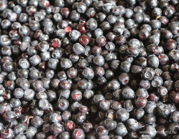 Ягоды черники и смородины перебрать и хорошо промыть в проточной воде.
