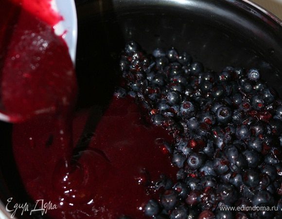 Черную смородину переложить в сотейник и проварить на небольшом огне минут 5, чтобы она размягчилась. Затем пробить блендером и протереть через сито. Должно получиться 300 мл смородинового пюре. Чернику положить в кастрюльку, в которой будем варить варенье, и добавить к ней пюре черной смородины.
