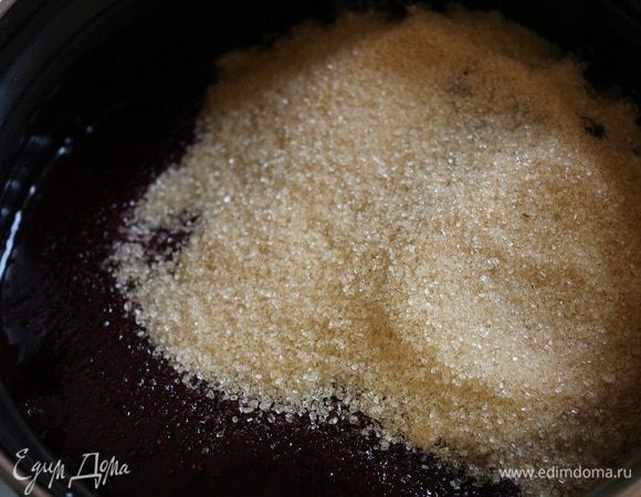 Туда же всыпать 500 гр сахара. Варить на среднем огне, снимая пенки, 20 минут, затем всыпать еще 100 гр сахара и варить еще 5 минут.