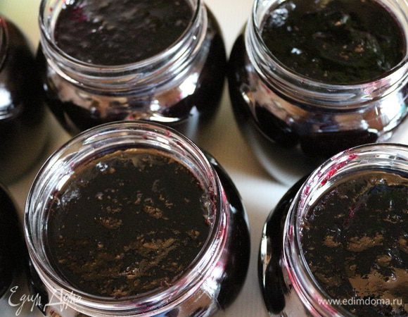 Разлить готовый (горячий) джем в стерилизованные банки и закрыть крышками (прокипятить крышки). Утеплить и оставить до полного остывания. Хранить прохладном месте или в кладовке.