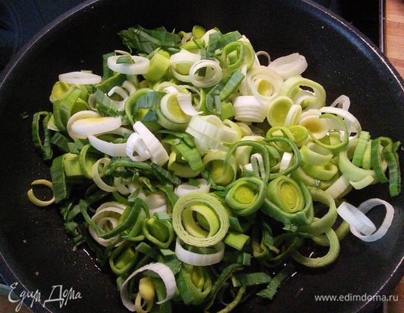 Пассеруем порезанный кольцами порей до мягкости, отставляем в сторону, смешиваем с мелко порубленной петрушкой. 