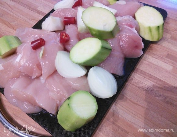 Куриное мясо, очищенный цукини, луковицу и чили без семян пропустить через мясорубку. По желанию можно добавить чеснок по вкусу. 