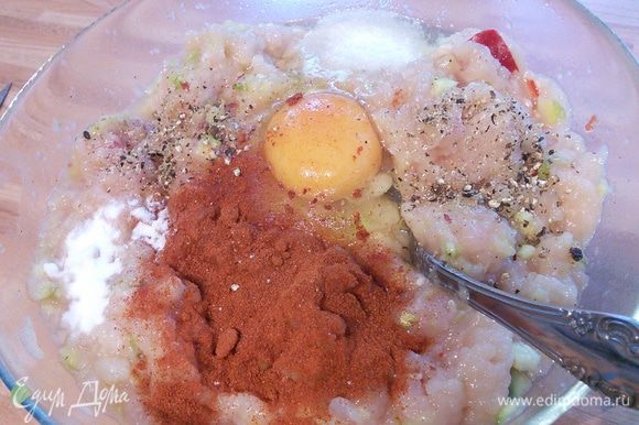 В готовый фарш вмешать яйцо, паприку, соль, перец, соду на кончике ножа и тимьян. Тщательно вымешать массу и поместить на некоторое время в холодильник.