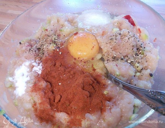 В готовый фарш вмешать яйцо, паприку, соль, перец, соду на кончике ножа и тимьян. Тщательно вымешать массу и поместить на некоторое время в холодильник. 