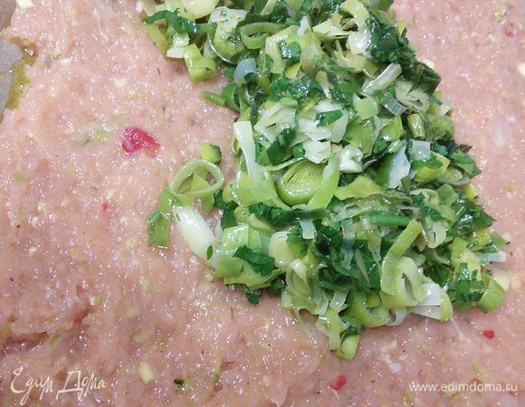 Духовку разогреть до 180 °. Лист пергаментной бумаги смазать оливковым маслом. Выложить фарш, разровнять, придать фаршу прямоугольную форму. Выложить порей, поверх порея - натёртый на тёрке сыр. 