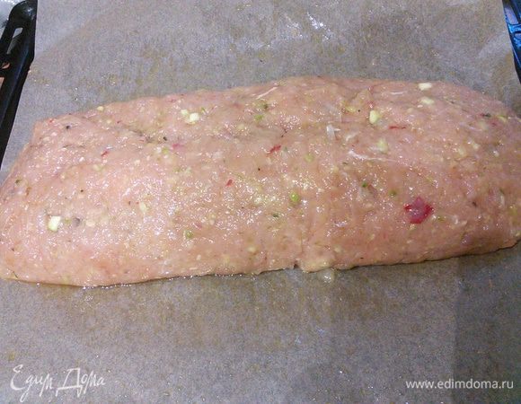 С помощью бумаги свернуть прямоугольник в рулет, подровнять, скрепить концы, чтобы в дальнейшем избежать вытекание сыра.  Думаю, что хорошо было бы поместить рулет в прямоугольную форму для выпечки, но рулет и так хорошо держит форму. 