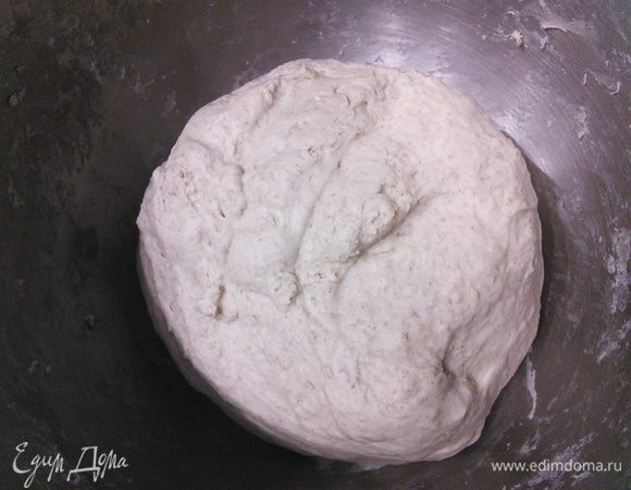 В чаше комбайна смешиваем  оба вида муки с сахаром, йогуртом, желтком,  вливаем дрожжи, разбавленные в тёплой воде. Замешиваем в течении 10-15 мин. мягкое тесто, которое легко отделяется от стенок чаши.   