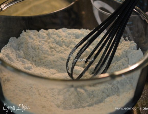 Смешать муку и разрыхлитель, сахар.