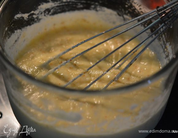 Разогреть духовку до 180 гр. Смазать съемную форму сливочным маслом. 
Смешать отдельно рикотту, яйца, лимонный экстракт, лимонную цедру и сок 1 лимона.