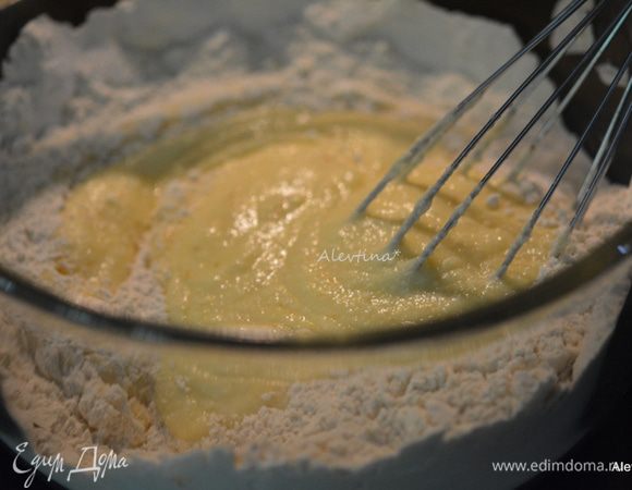 Добавить сухие, смешанные ингредиенты и перемешать.