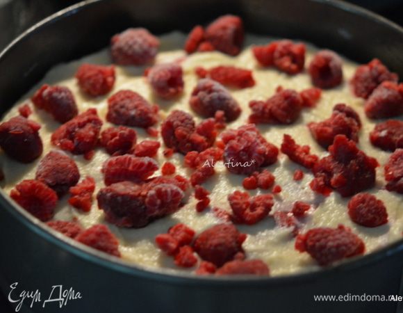 Вылить тесто в приготовленную смазанную форму. Распределить сверху второй стакан малины. Поставить в разогретую духовку на 50-55 мин.
