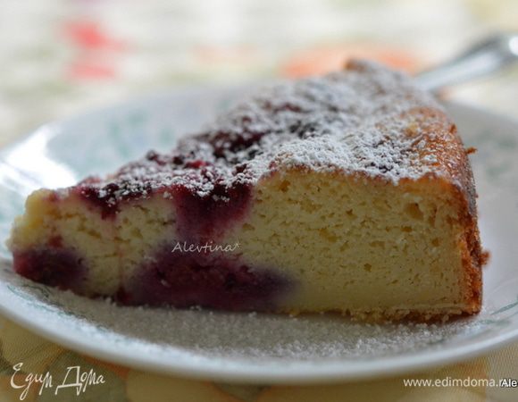 Посыпать сахарной пудрой. Разрезаем на порции. Угощаем себя и своих родных. Приятного аппетита.