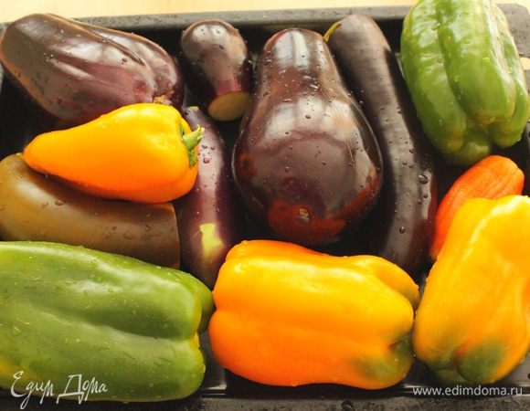 Выложить баклажаны и перцы на противень. Баклажаны наколоть вилкой. Запекаем в духовке до мягкости и подгорелых мест на кожице перца мин 40 при 200гр.