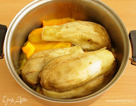 Снять кожицу с перцев, удалить семена. С баклажанов тоже снять кожицу.