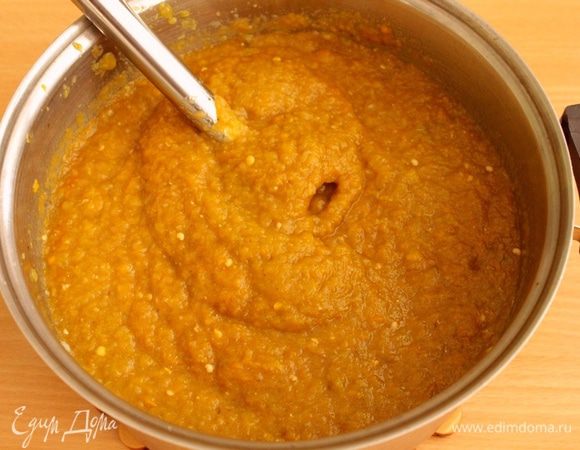 Пюрировать овощи с помощью блендера.