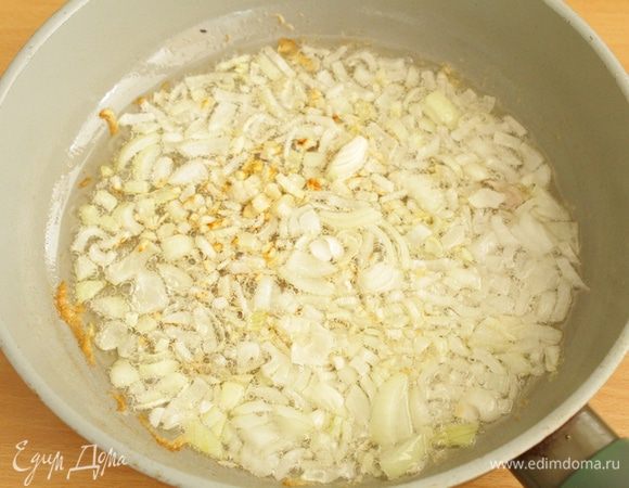 Лук и чеснок мелко режем и обжариваем до мягкости на растительном масле.