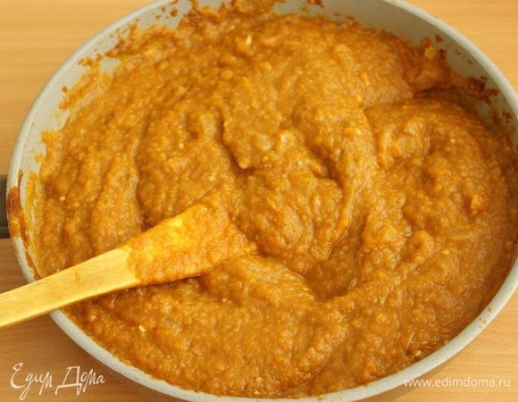 Затем добавляем овощную пасту, солим, выпариваем лишнюю жидкость около получаса. Добавляем уксус.