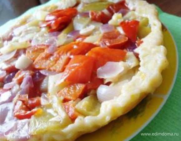 Готовый румяный тарт оставим в покое на 5 минут, потом перевернем на блюдо. Овощной беспредел готов!