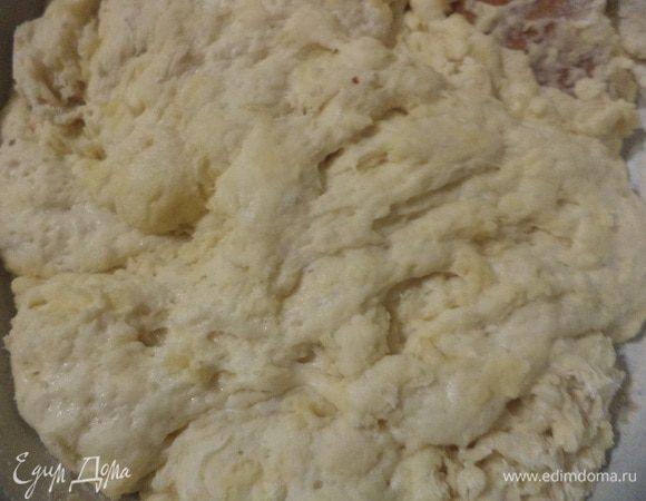 Растворить дрожжи в тёплой воде, добавить сахар и 2 ст. л. муки, перемешать. Накрыть полотенцем и оставить в тёплом месте на 10 мин для подъёма.
Добавить оставшуюся муку, соль, оливковое масло, замесить тесто, накрыть полотенцем и оставить на 1,5 часа.