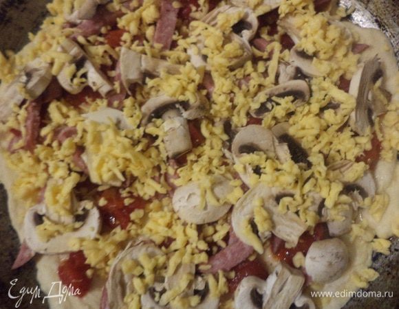 Тесто раскатать в 2 круглых тонких коржа. Выложить коржи на смазанный маслом противень или в две круглые формы для запекания.
Каждый корж смазать 1 ст. л. оливкового масла, затем 2 ст. л. томатной пасты, выложить кусочки помидоров, посыпать половиной натёртого сыра. Положить пластинки шампиньонов и полоски ветчины, сверху посыпать оставшимся сыром. Выпекать при температуре 220 градусов 25 минут.