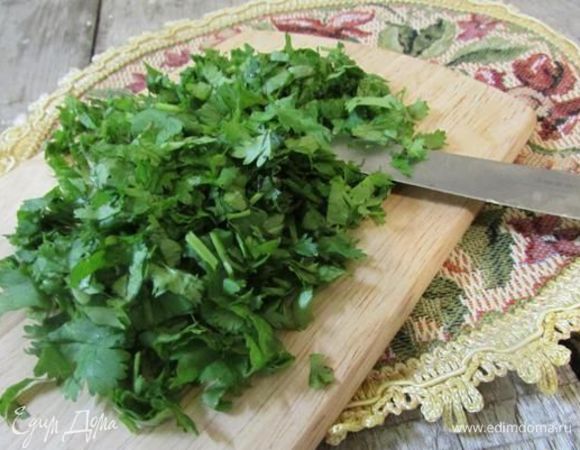 Зелень кинзы помыть, хорошо обсушить и мелко порезать. 