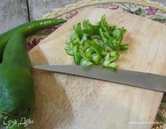 Чили (у меня зеленый, а можно и красный) помыть, разрезать вдоль пополам, удалить семена и нарезать полукольцами. 