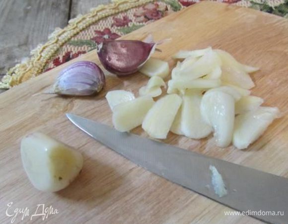 Чеснок почистить и мелко нарубить.