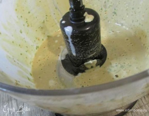 Взбить в чаше блендера чеснок, йогурт, сахар, соль, лимонный сок, кокосовое молоко и арахисовую пасту (арахисовую пасту можно приготовить самостоятельно: измельчить в блендере обжаренный арахис, добавив немного растительного масла, мне домашняя нравится даже больше, чем магазинная). Добавить перчик чили и кинзу, перемешать с маринадом.