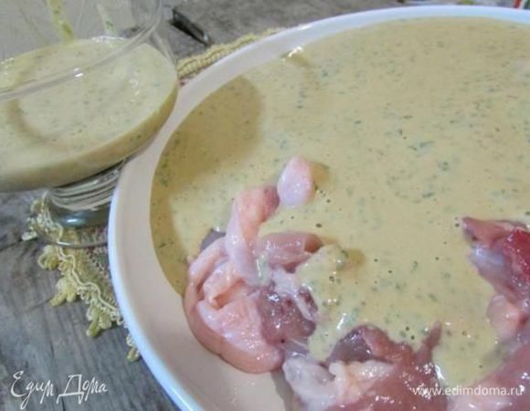 Налить полстакана маринада в отдельную миску и убрать в холодильник. Куриное филе (у меня мясо бедрышек) помыть, обсушить, нарезать небольшими кусочками и залить оставшимся маринадом. Перемешать, накрыть и убрать в холодильник минимум на 3 часа. 