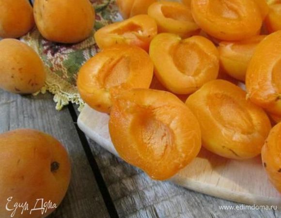 Абрикосы помыть, обсушить. Разрезать пополам и вынуть косточки. 