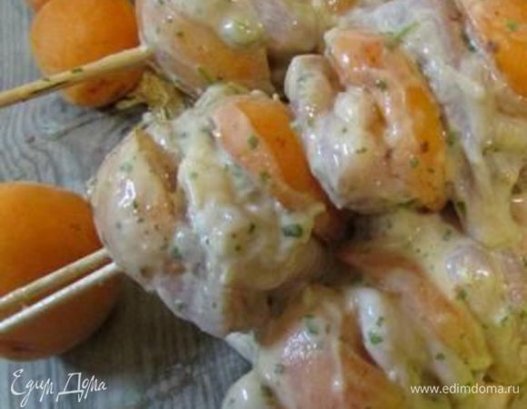 Взять в руки две шпажки и, держа их параллельно друг от друга, нанизать кусочки курицы и половинки абрикосов. Смазать абрикосы маринадом.