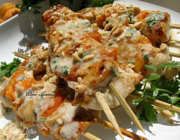 Выложить шашлычки на блюдо, посыпьте арахисом (крупно нарубить), полить арахисово-кокосовым маринадом из отдельной миски, украсить листочками кинзы.
Приятного аппетита! 