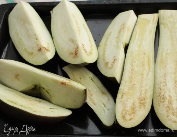 Баклажаны разрезать, смазать растительным маслом и запечь в духовке до мягкости мин 40.