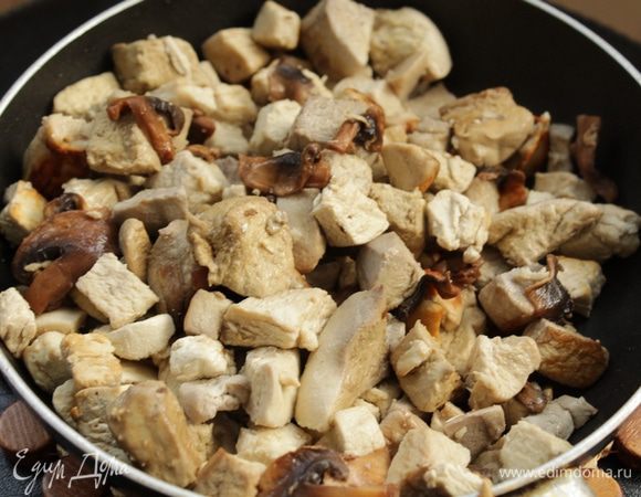 Грибы нарезать и обжарить на растительном масле до испарения жидкости, посолить, поперчить