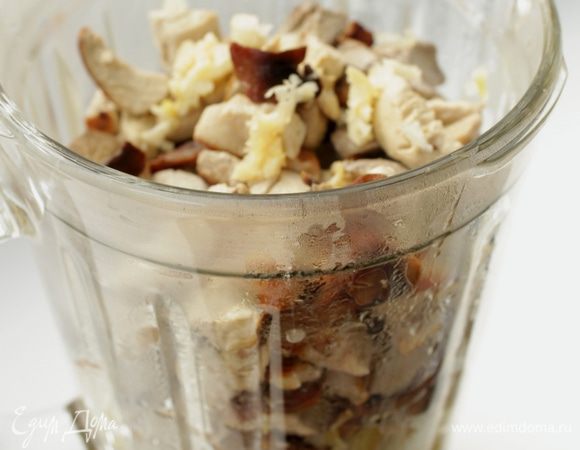 Баклажаны и грибы сложить в блендер и измельчить, выдавить чеснок.