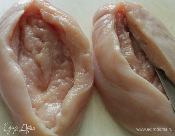 Куриное филе помыть, промокнуть бумажным полотенцем. Сделать продольный надрез и затем изнутри с боков, чтобы получился карман в виде лодочки.