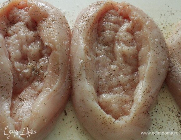 Посолить и поперчить со всех сторон, сложить в миску, накрыть крышкой и убрать в холодильник.