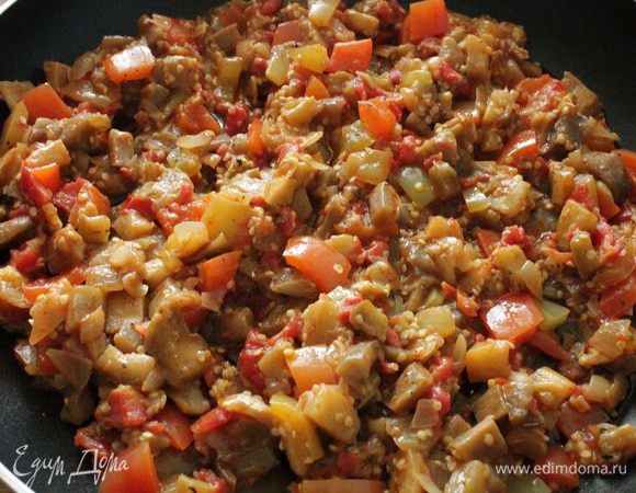 Обжарить на растительном масле на среднем огне сначала лук до прозрачности, затем добавить баклажан и перец, помешивая, обжарить 3-4 минуты, овощи должны слегка обмякнуть. Добавить помидоры и обжарить еще 3-4 минуты, жидкость должна испариться наполовину, чтобы овощи оставались сочными. Добавить две столовые ложки сметаны, перемешать и прогреть одну минуту, добавить сушеные травы, чеснок, молотый перец, посолить по вкусу, выключить огонь, остудить. Затем добавить натертый на крупной терке сыр (небольшое количество сыра оставить, чтобы посыпать сверху в конце запекания).