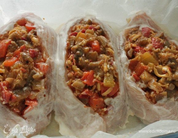 Форму для запекания выстелить пергаментом, налить немного растительного масла. Выкладываем куриное филе и заполняем лодочки овощной начинкой. Смазываем филе оставшейся сметаной. У меня форма стеклянная и я ставила ее в еще не нагретую духовку. Температура 200 градусов, запекала 40 минут.